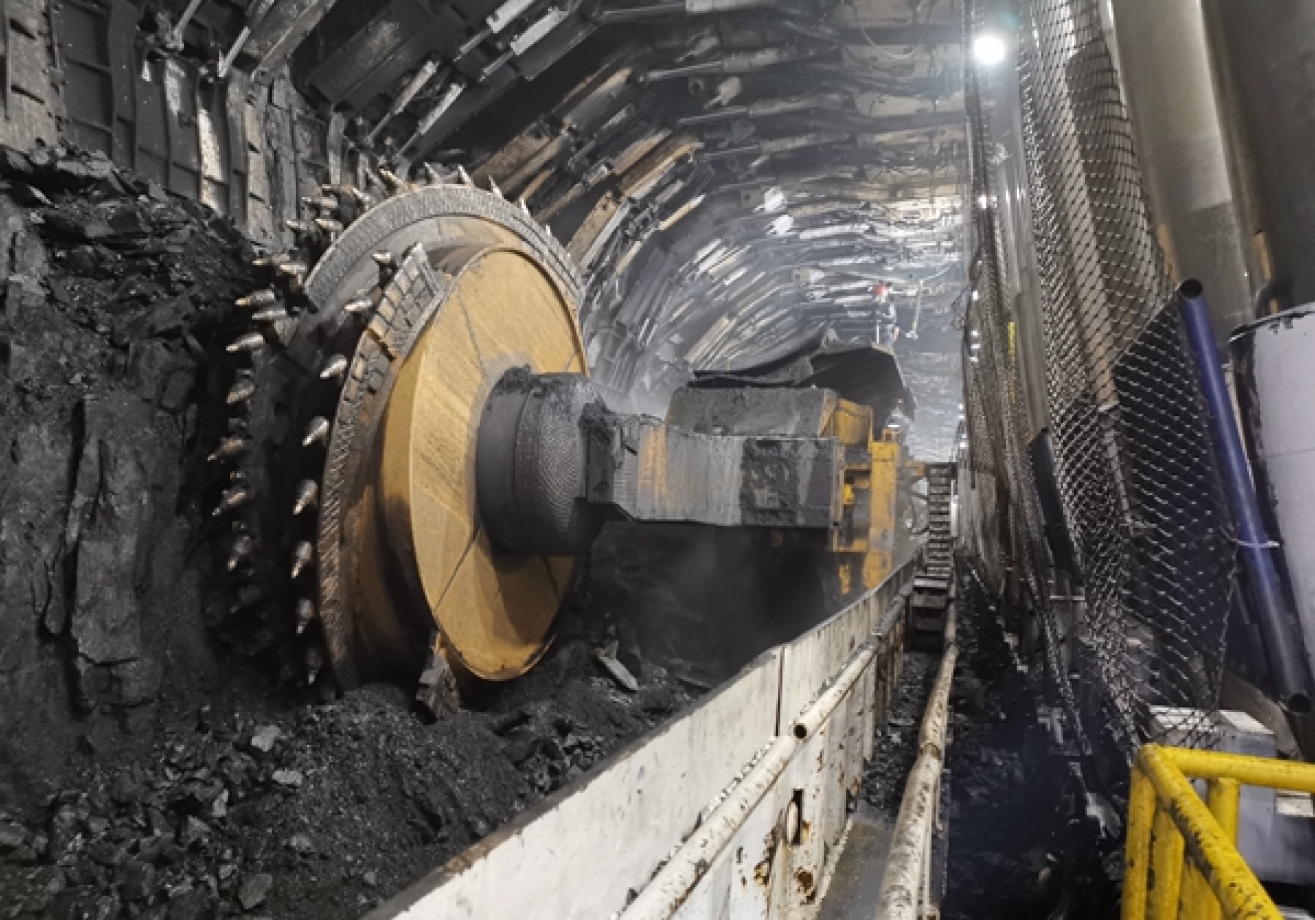 8米采煤机原煤生产破千万吨