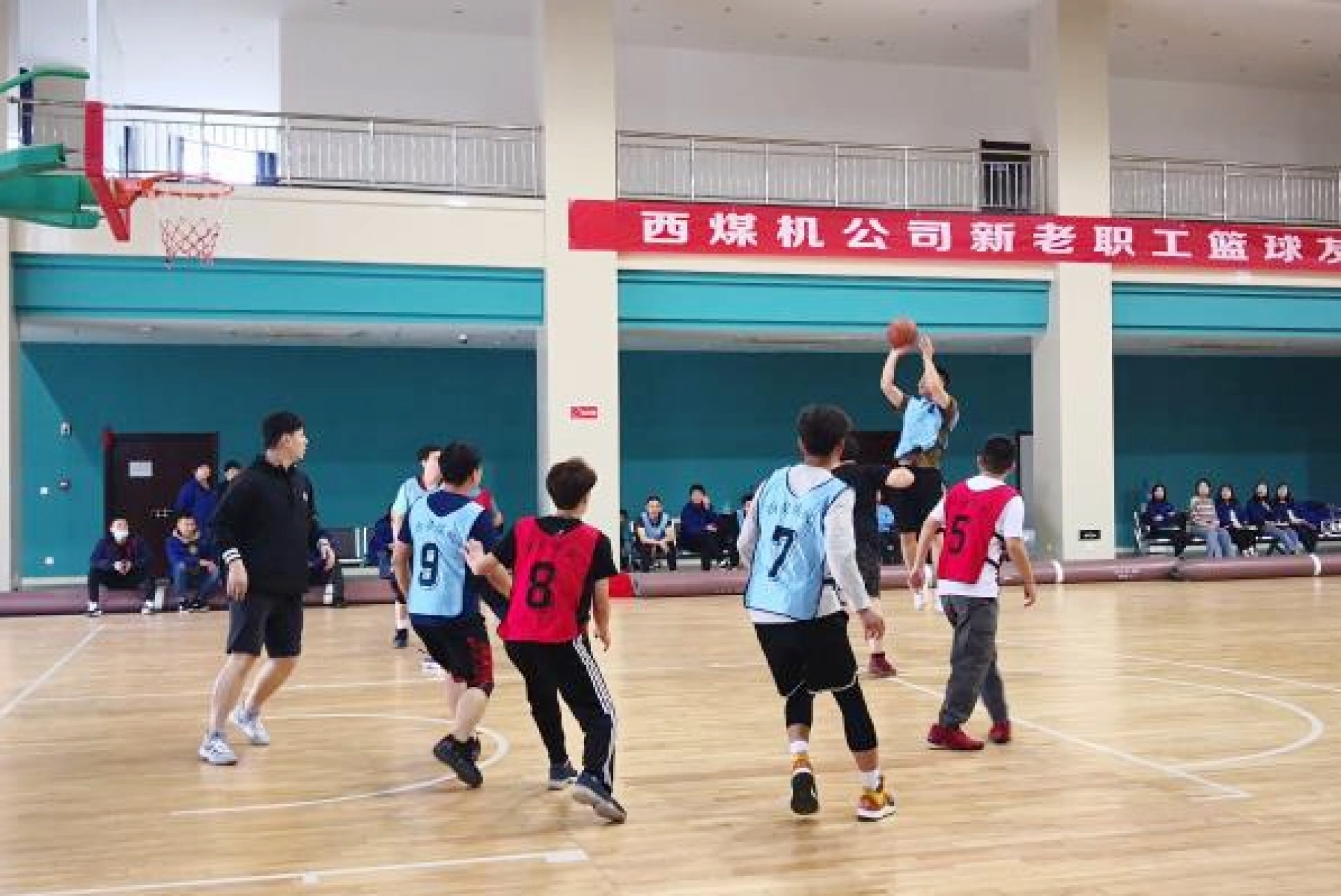 公司团委举办新老职工篮球友谊赛
