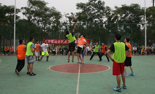 公司团委举办迎国庆员工篮球友谊赛