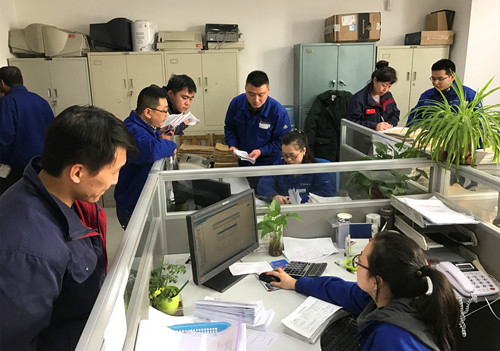 公司财务人员加班加点完成年末各项工作